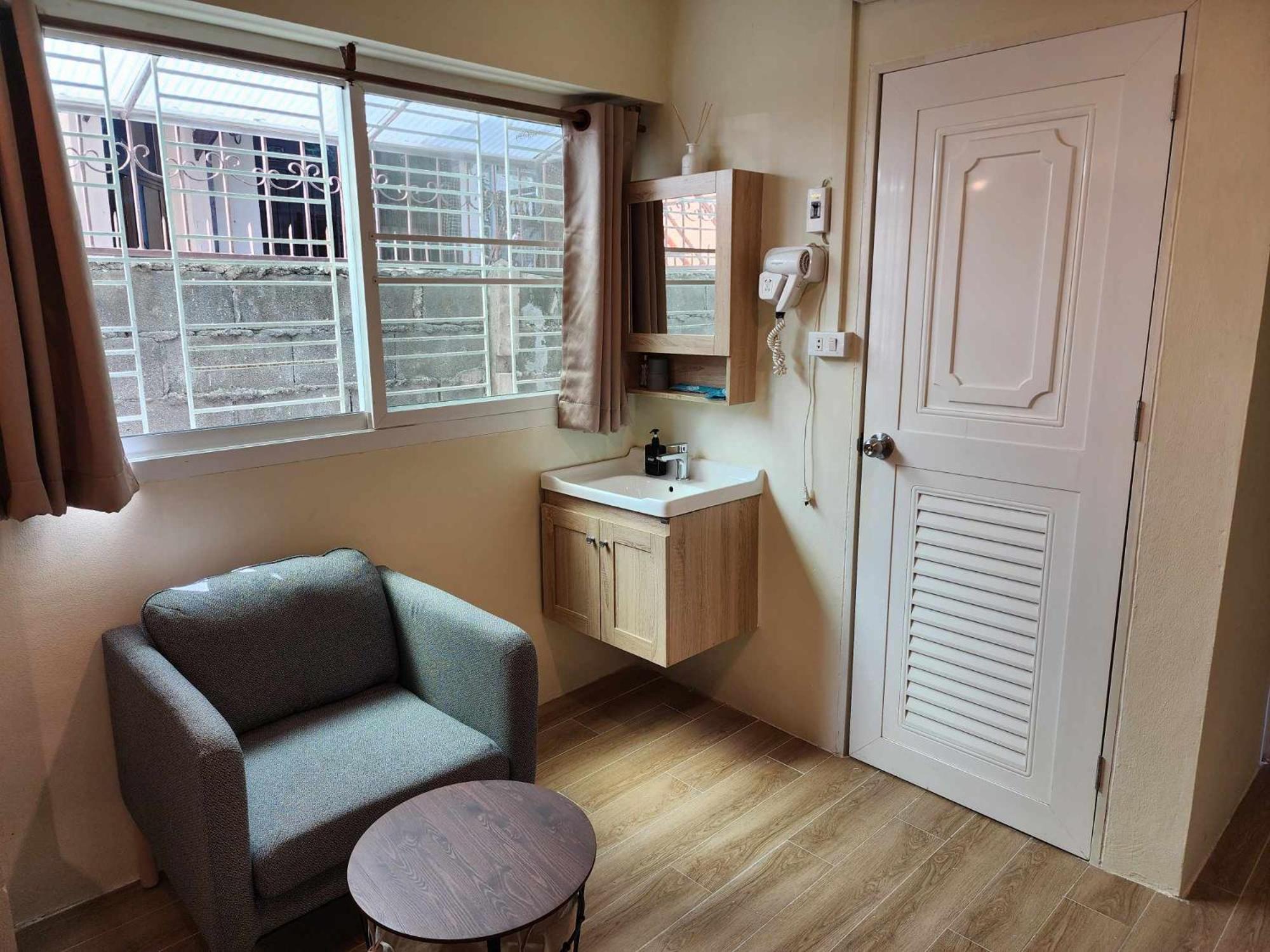 Canal View Lo-Ha Guest House, Contactless Check-In Банкок Екстериор снимка